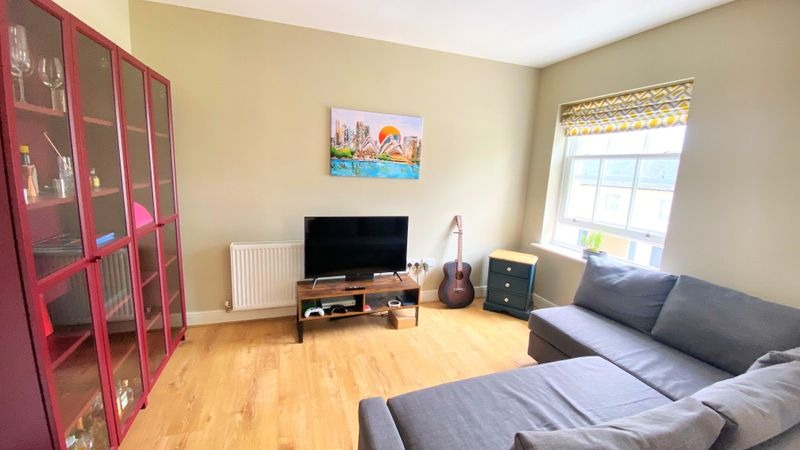 Stylish Two-Bedroom Apartment with Juliet Balcony in Dorchester Property image 4