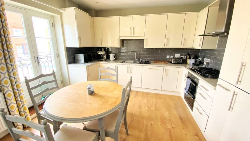 Stylish Two-Bedroom Apartment with Juliet Balcony in Dorchester Property image 5