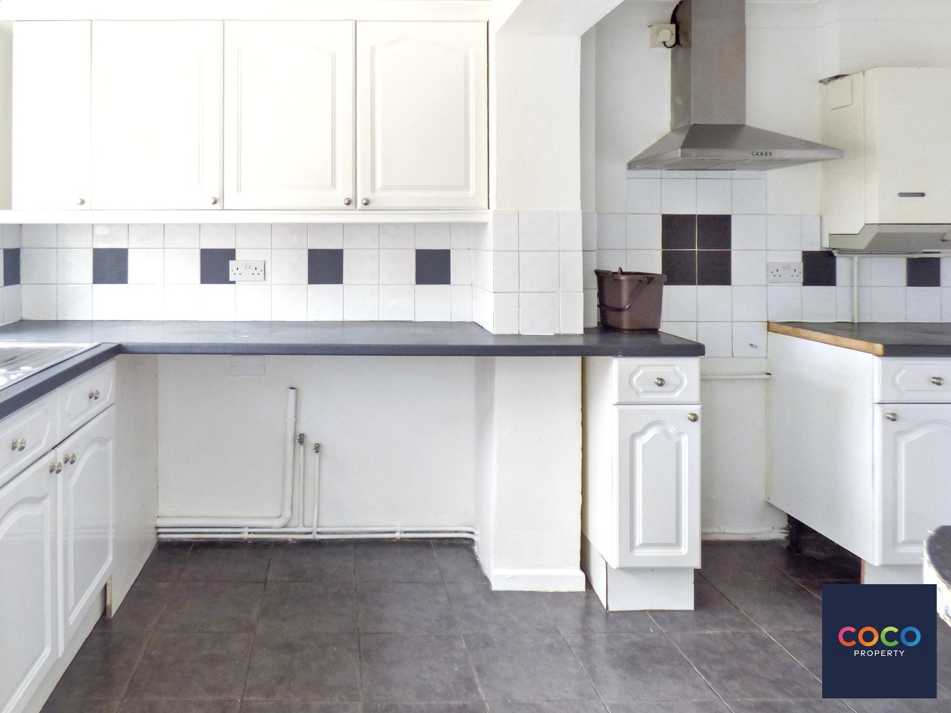 Spacious 4-Bed End-Terrace with Driveway & Garden on Portland Property image 3