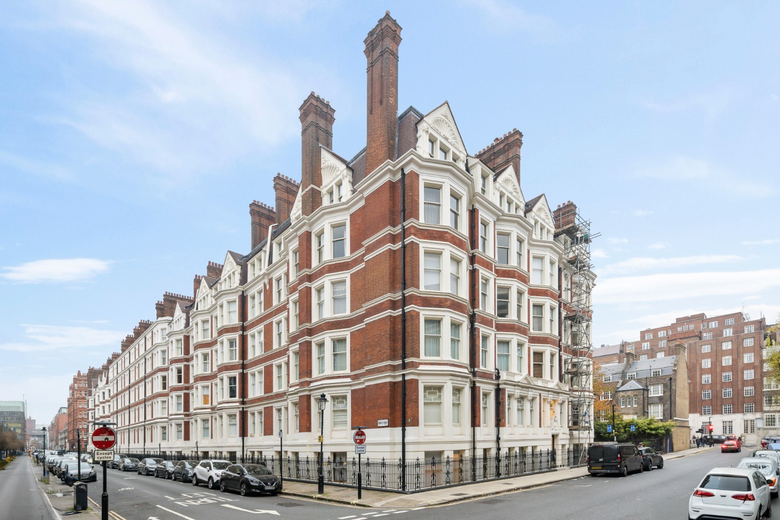 Prime Bloomsbury Apartment: 2 Beds, Potential, Central Location
