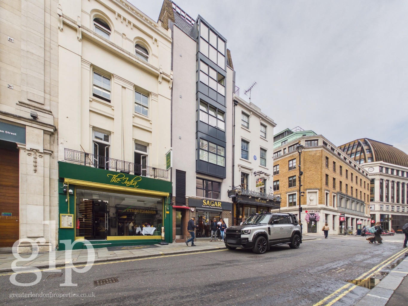 Spacious Two Bedroom Apartment with Lift and Open Plan Living in the Heart of the West End