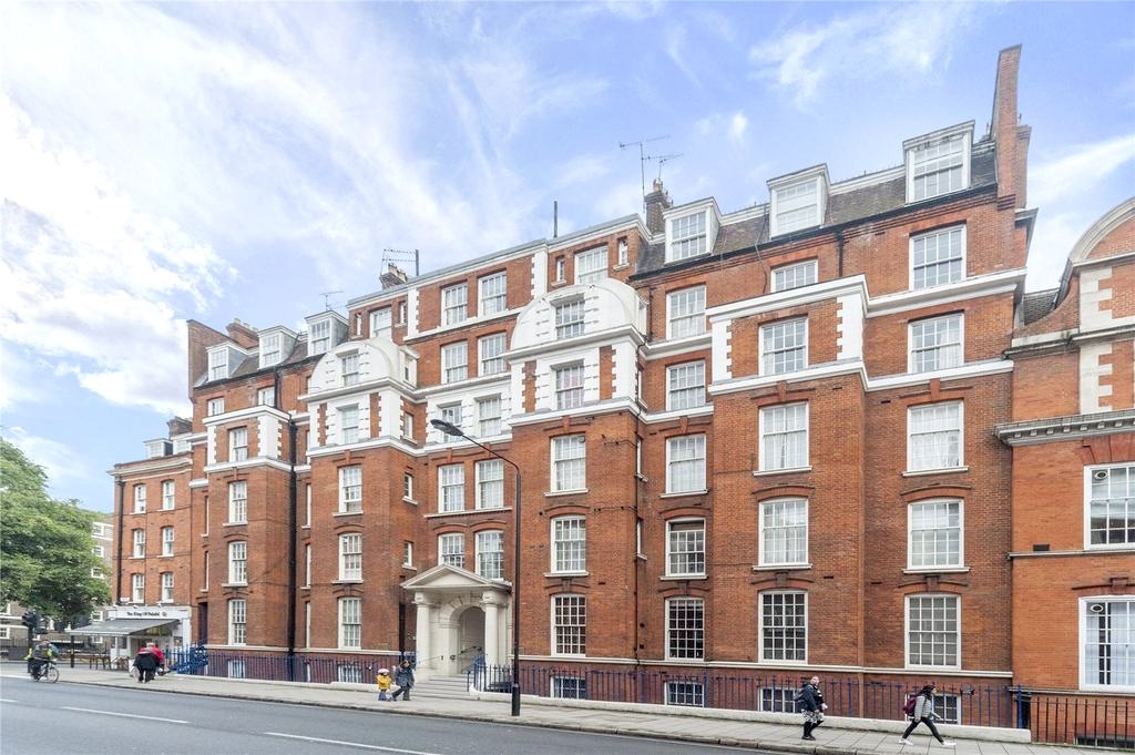 Spacious Two-Bedroom Top-Floor Apartment with Lift Access in the Heart of Bloomsbury