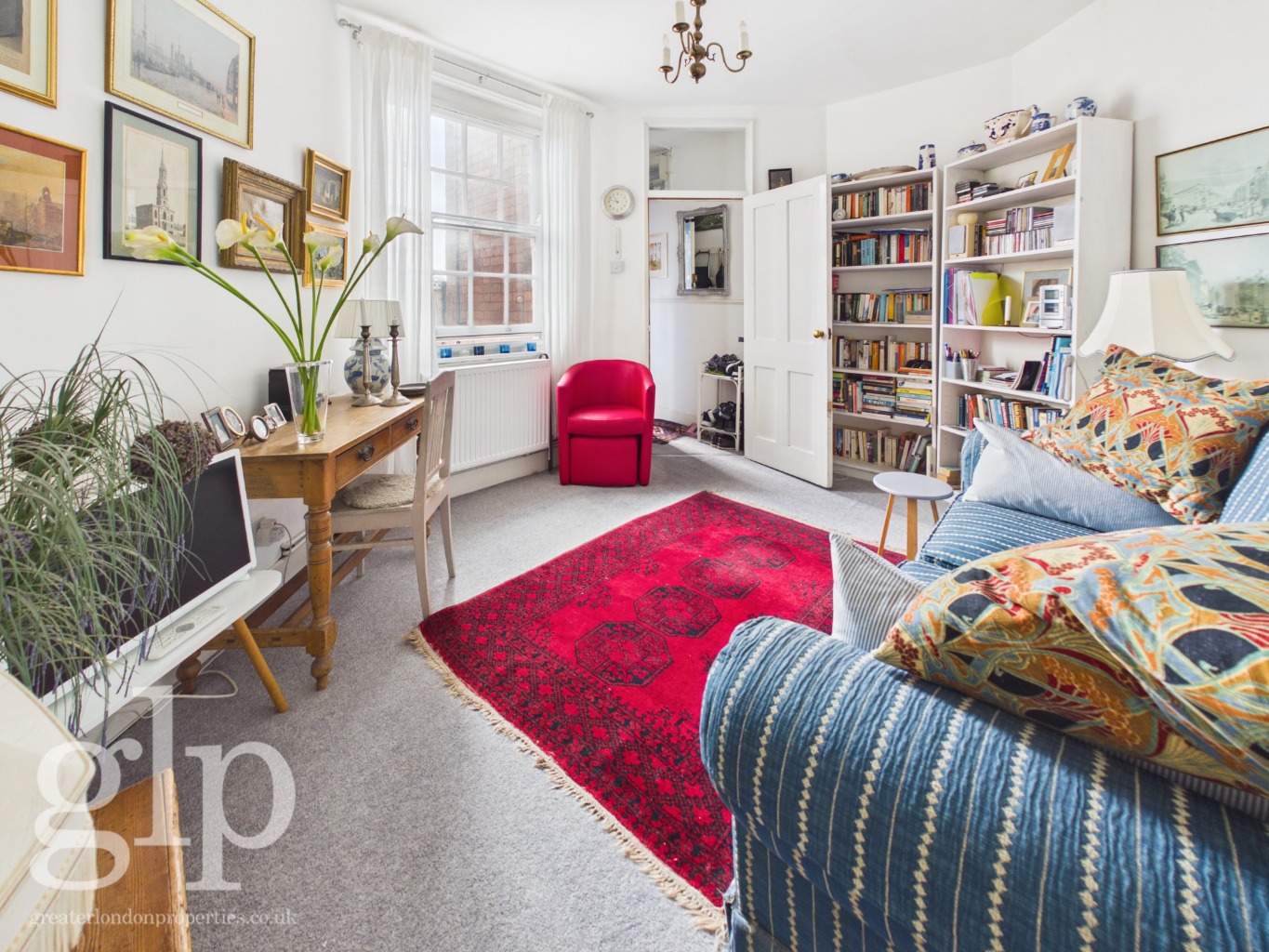 Bright & Spacious Two-Bedroom Corner Apartment with Large Eat-In Kitchen in Bloomsbury