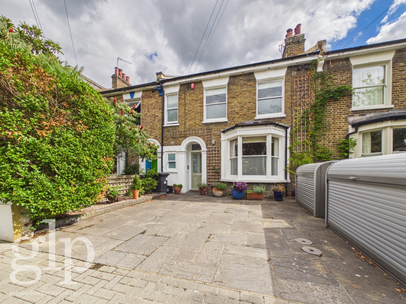 Wider, Brighter and Beautiful: 4  Bedrooms, 4 Bath with driveway, family home in Herne Hill