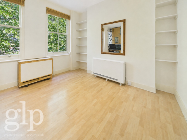 A bright One-Bedroom Period Apartment Overlooking Newington Gardens