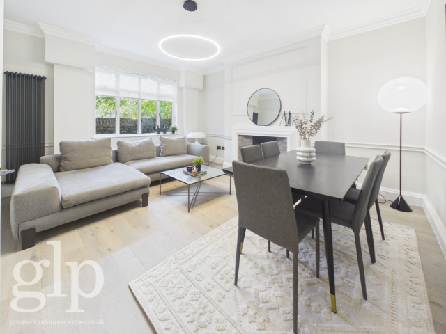Refurbished Two-Bedroom Apartment with Hidden Vault next to Hyde Park