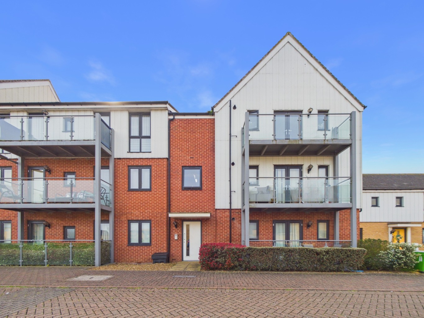 Spacious 2 Bedroom Flat with En-suite and Balcony in South Ockendon - Ideal for First-Time Buyers!