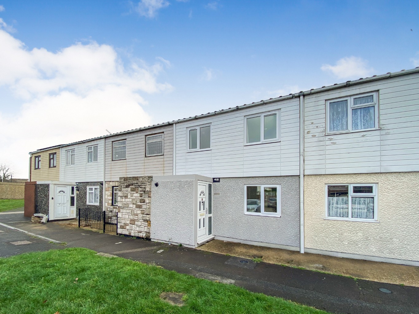 Three-Bedroom Terraced House in South Ockendon with Modern Kitchen & No Onward Chain