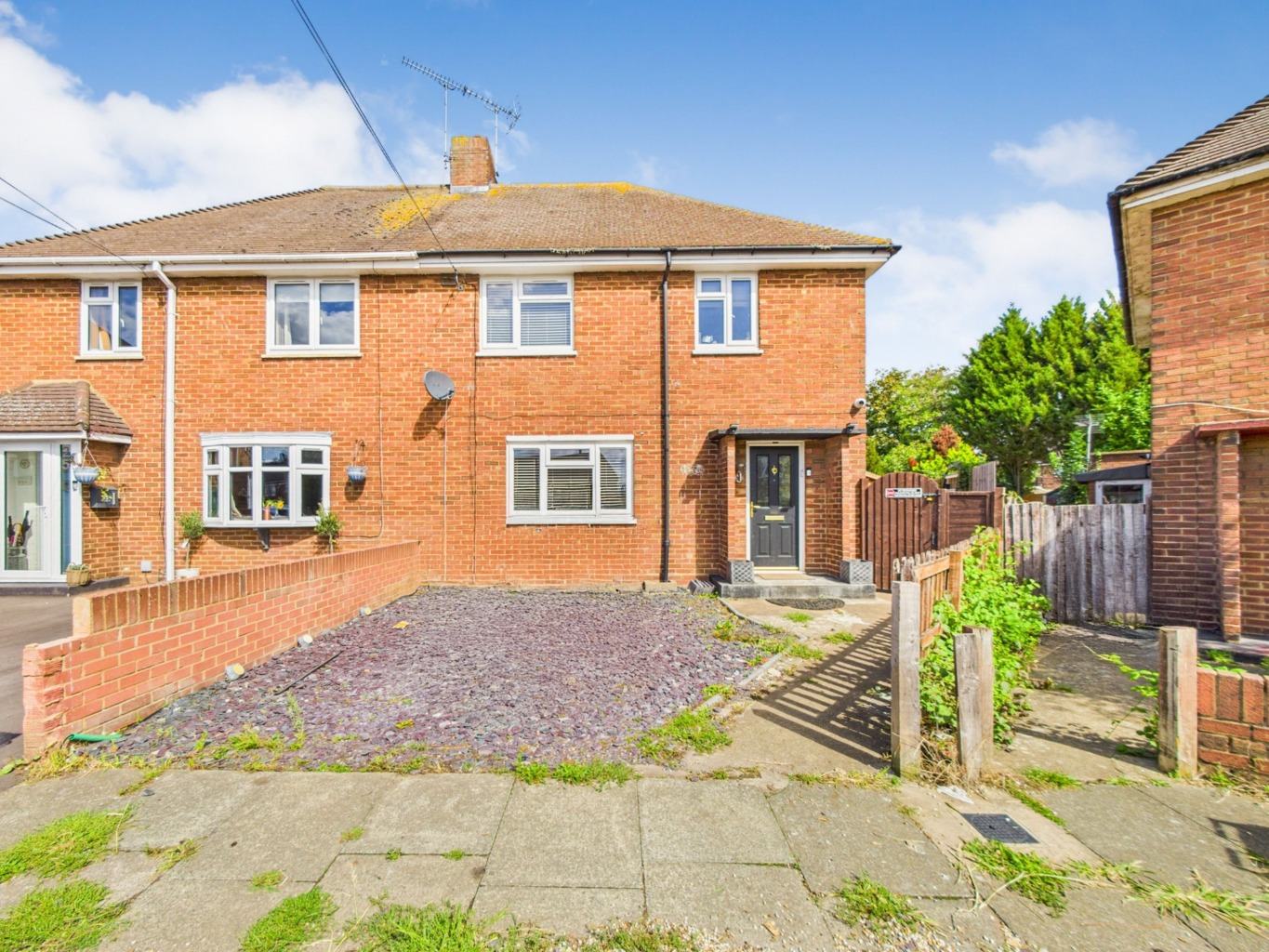 Charming Three-Bedroom Semi-Detached Home in Quiet Aveley Cul-de-Sac