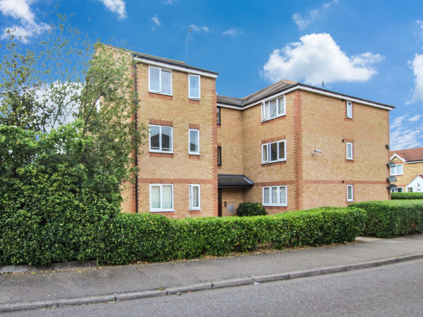 Beautifully Decorated Two-Bedroom Ground Floor Flat in Danbury Crescent