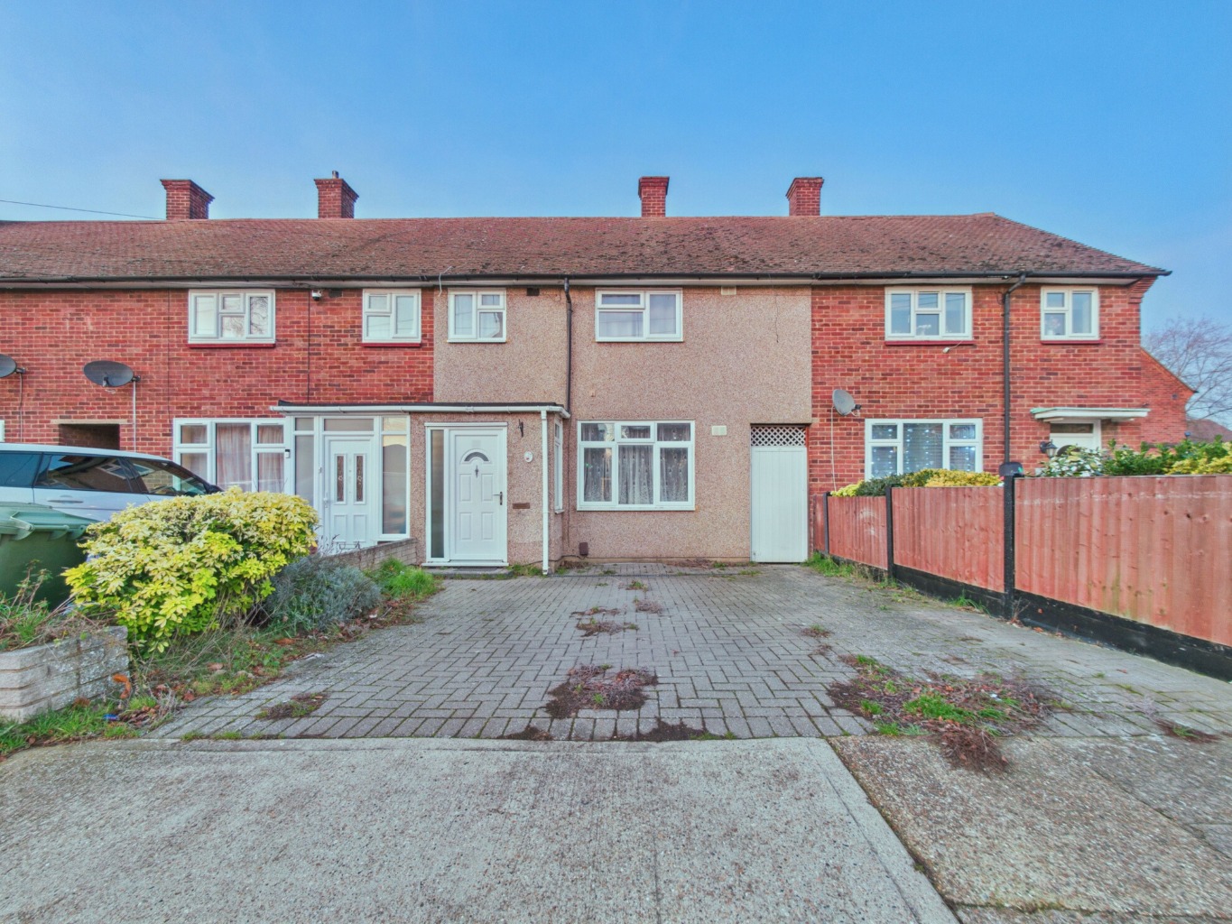 Two-Bedroom Terraced House with Driveway in South Ockendon