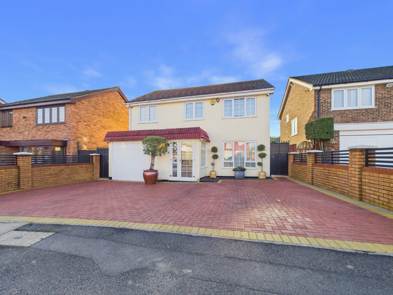 Spacious Four Bedroom Detached Home in Sought-After Cul-de-Sac