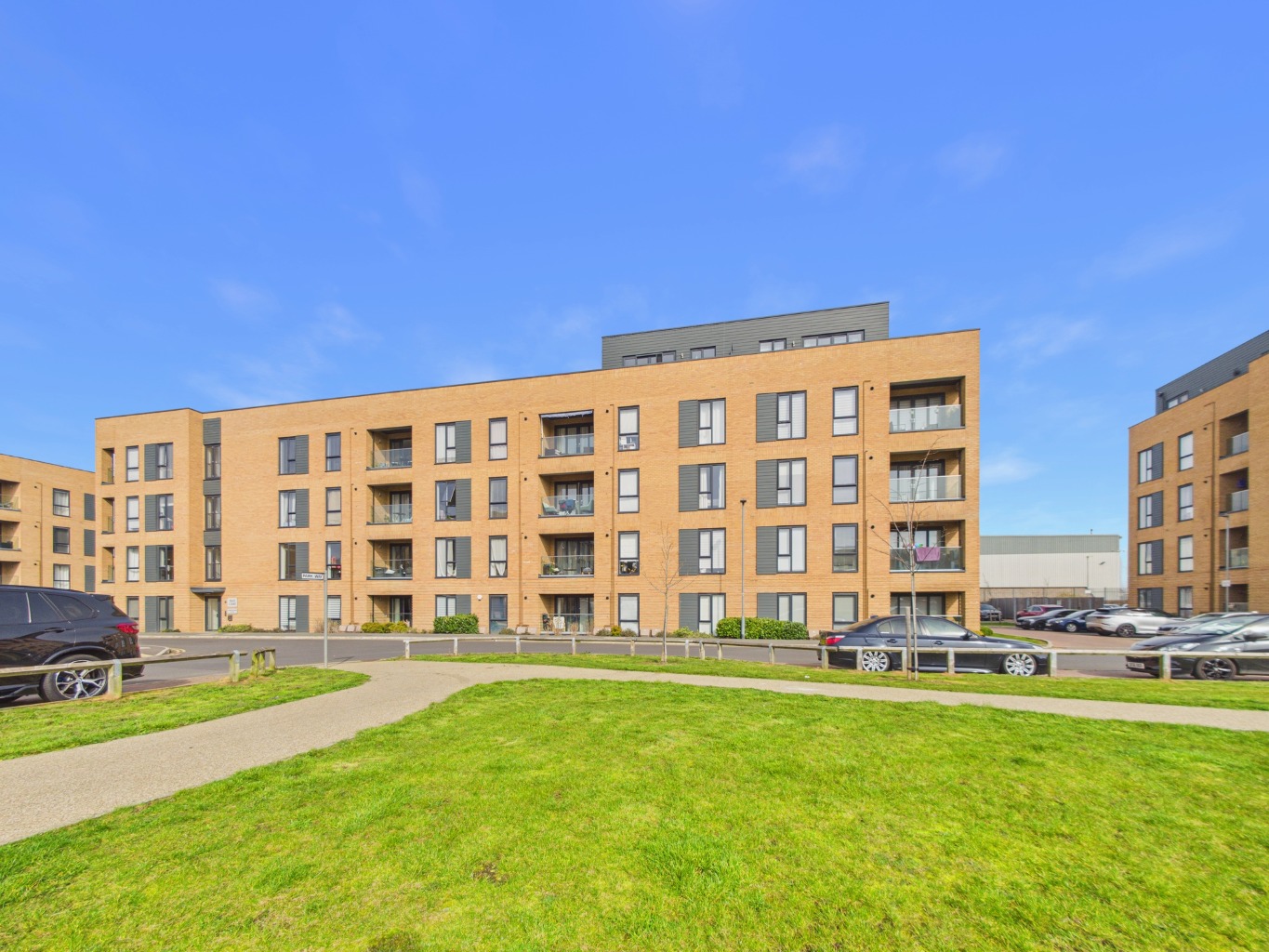 Modern Two-Bedroom Top Floor Flat with Balcony & Park Views