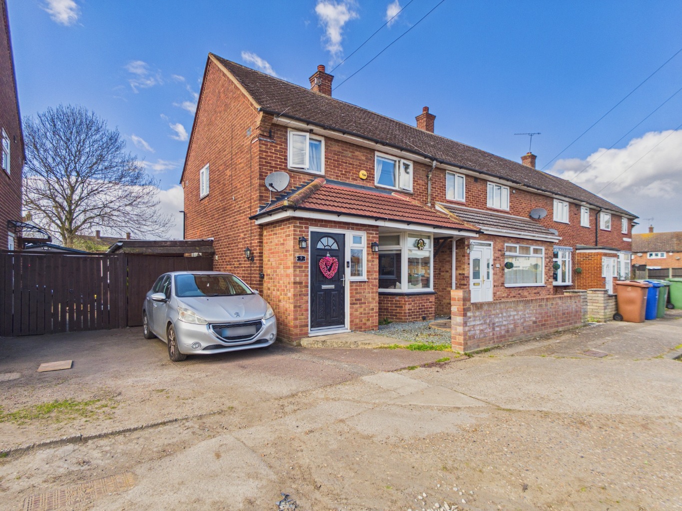 Two-Bedroom End Terrace House with Driveway, South Ockendon