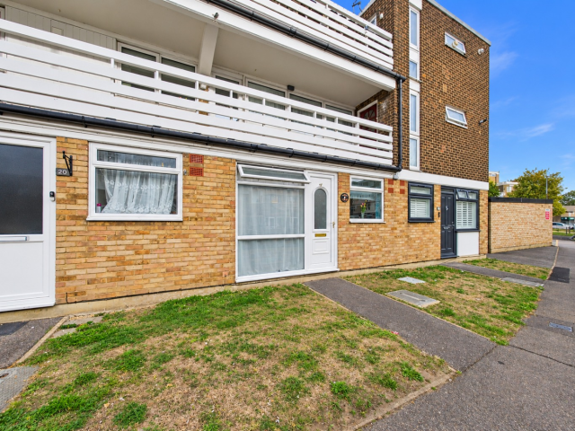 Modern One-Bedroom Flat with Communal Garden Access
