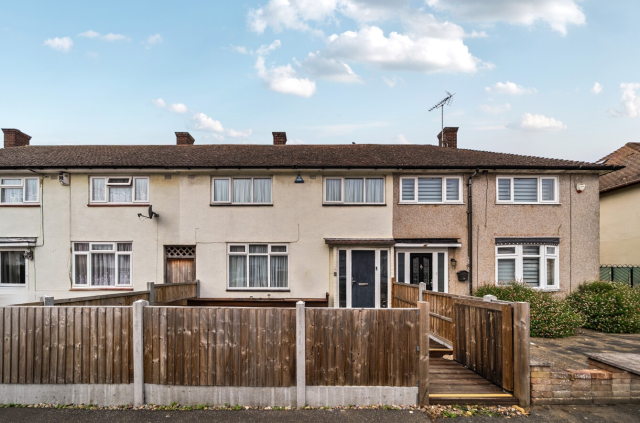 Beautifully Presented Three-Bedroom Home with Parking in South Ockendon