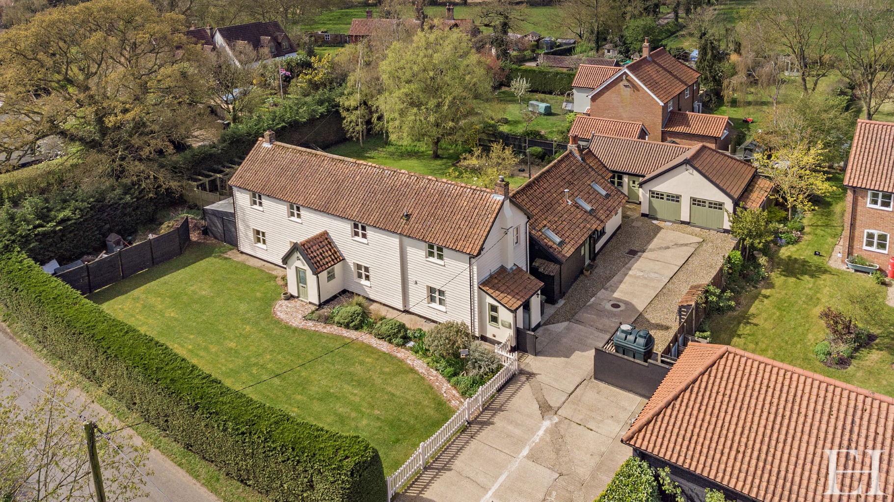 A wonderful detached farmhouse with additional multi-generational living or a holiday cottage A wonderful detached farmhouse with additional multi-generational living or a holiday cottage