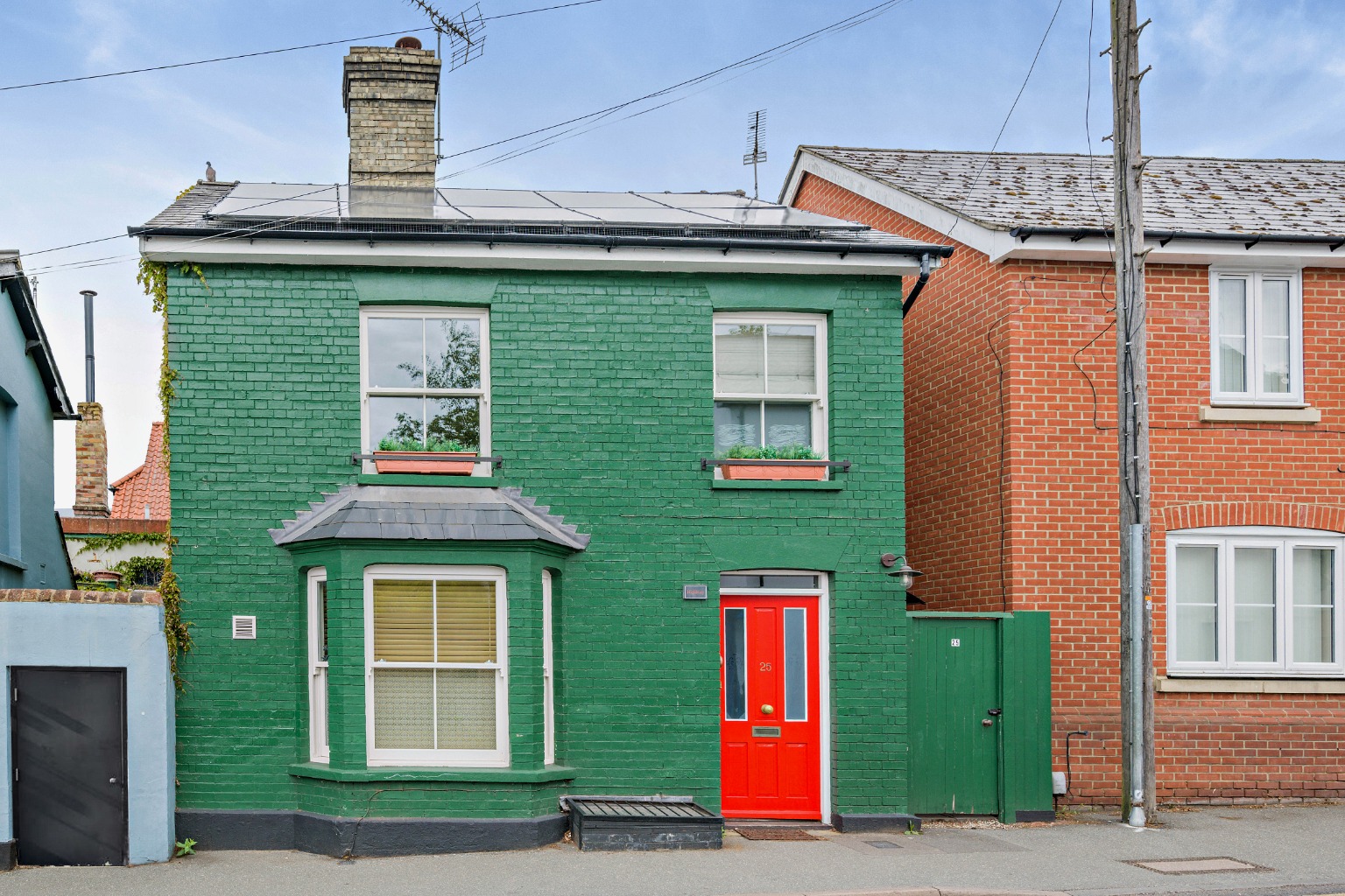 Detached 3/4 bedroom period home in a highly desirable location ideally placed for commuter access. Detached 3/4 bedroom period home in a highly desirable location ideally placed for commuter access.