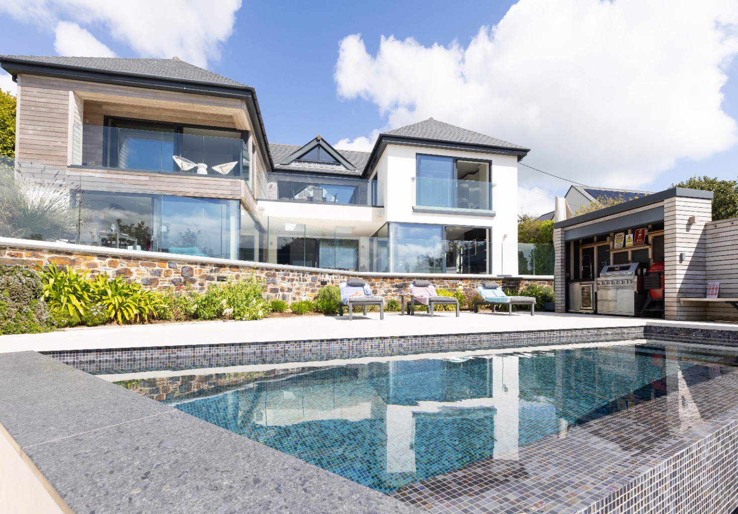 A striking, south-facing luxury residence in one of the South West’s most prestigious postcodes.
