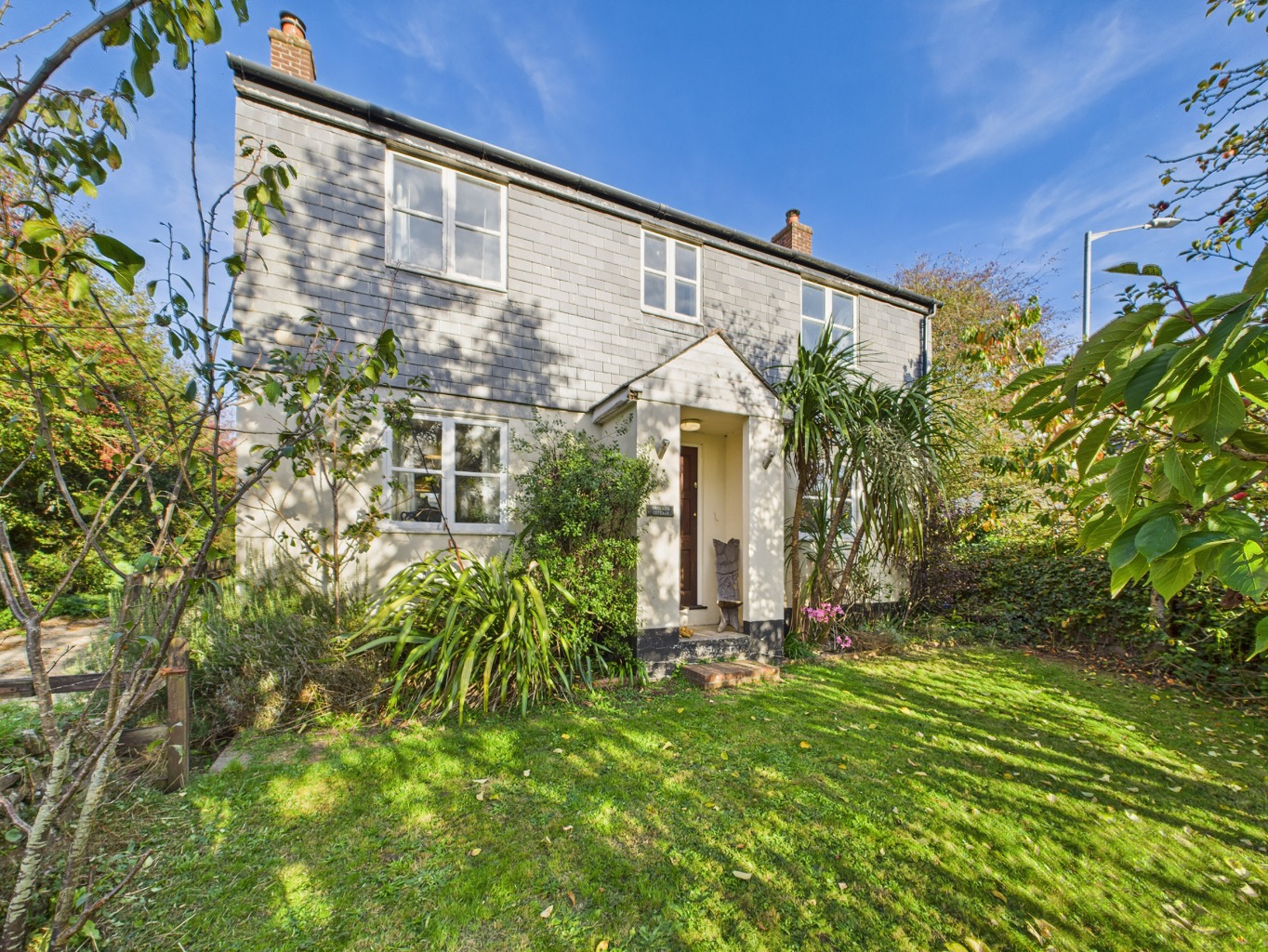 3-bed dual-fronted cottage with parking and gardens in popular Tregony village 3-bed dual-fronted cottage with parking and gardens in popular Tregony village
