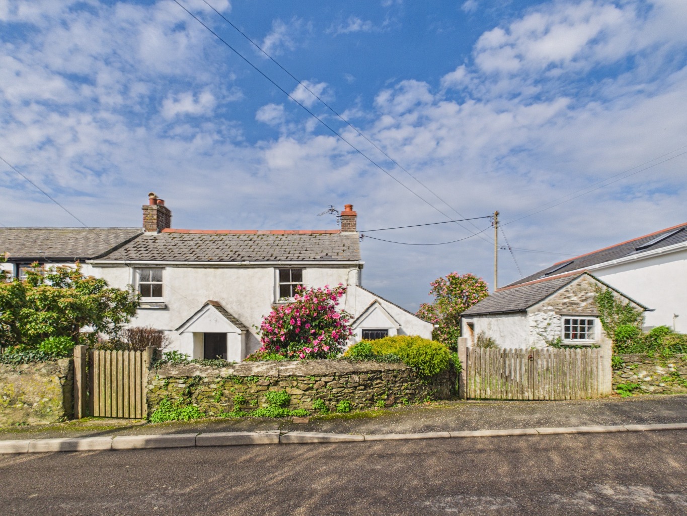Grade II listed double-fronted cottage in Veryan Green