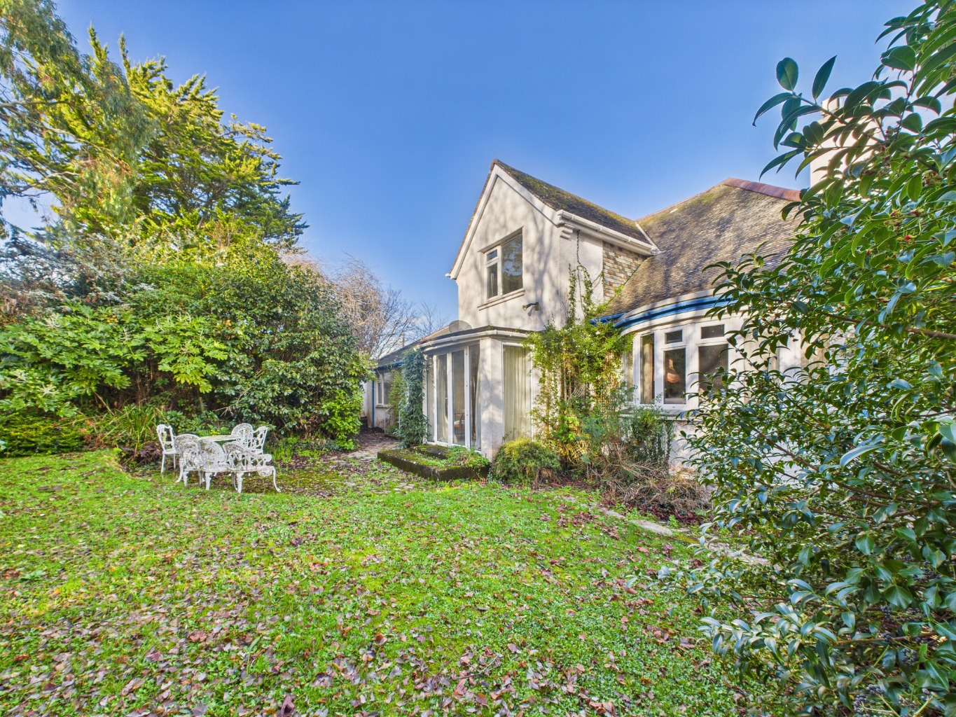 A well-proportioned family home set within generous gardens on the sought-after Freshwater Lane
