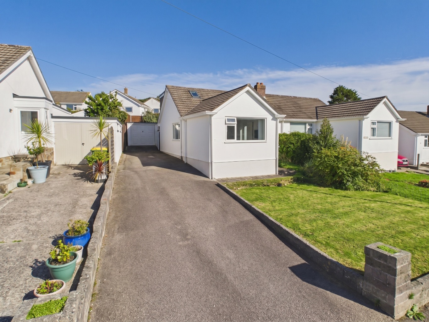 An impressive extended 3-bedroom home with countryside views, private gardens, garage & parking