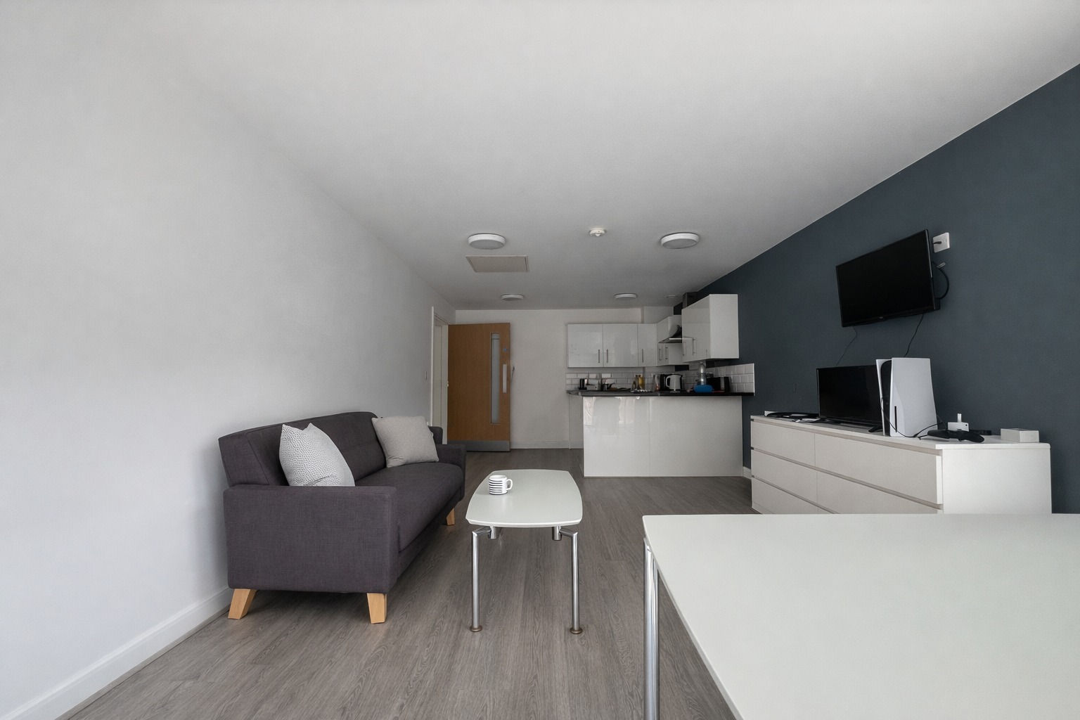 Modern 2-Bed Apartment: Ideal for Students, Close to City Centre