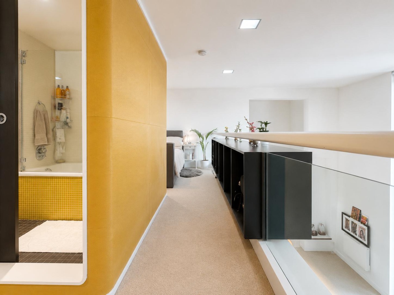 Stylish 2-Bed Mezzanine Apartment in Historic Collegiate Building