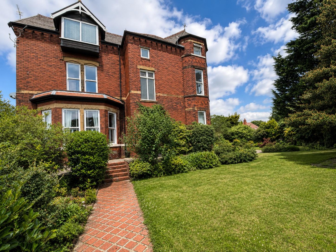 Luxury Top Floor Apartment in Desirable Southport Location