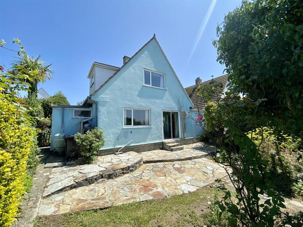 Link detached family home with great potential, Porthleven Link detached family home with great potential, Porthleven