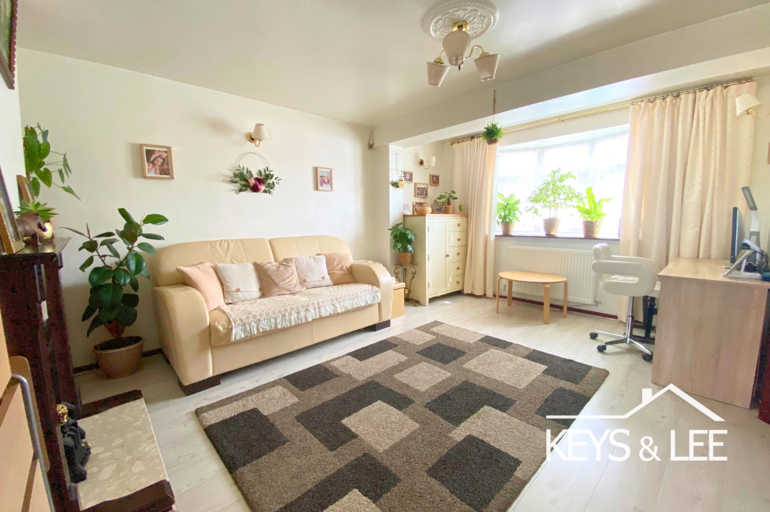 A superbly presented 2 double bedroom house with spectacular views across open countryside. property first image