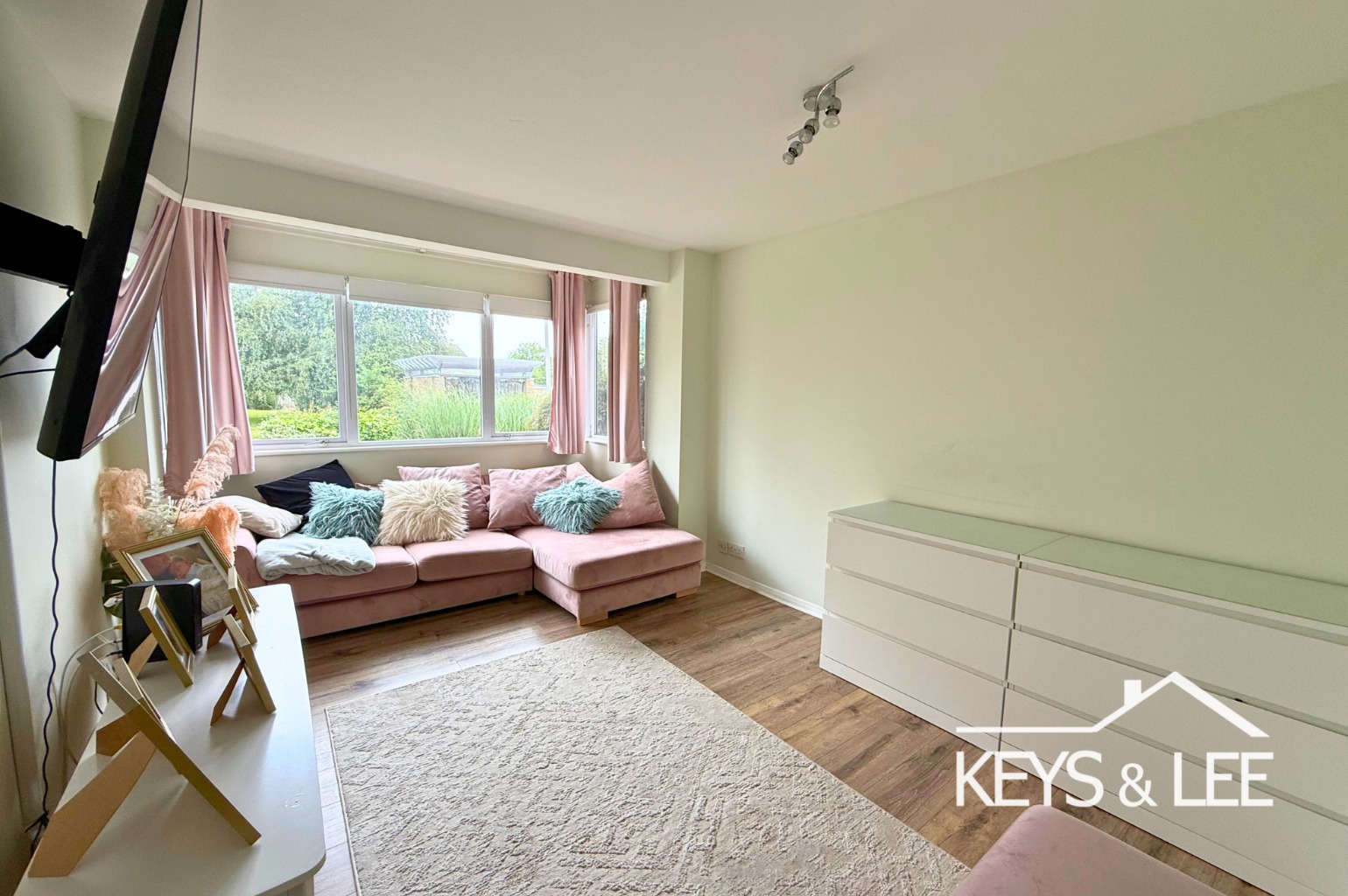 A stylish, 1 double bedroom ground floor apartment close to Romford Station. property first image