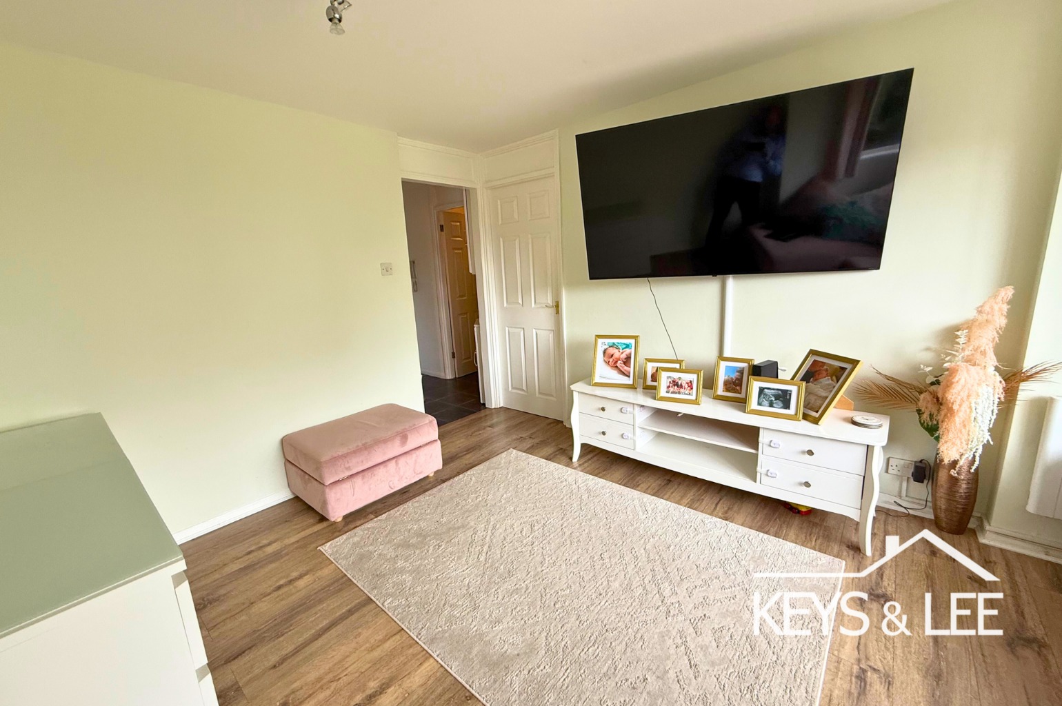 A stylish, 1 double bedroom ground floor apartment close to Romford Station. property first image