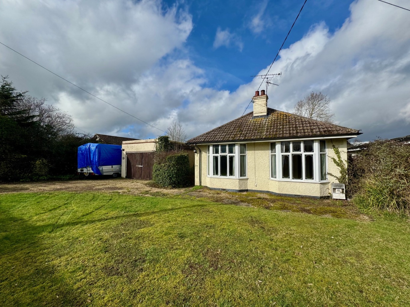 DETACHED BUNGALOW WITH OUTLINE PLANNING FOR TWO FURTHER DETACHED BUNGALOWS AT THE REAR.