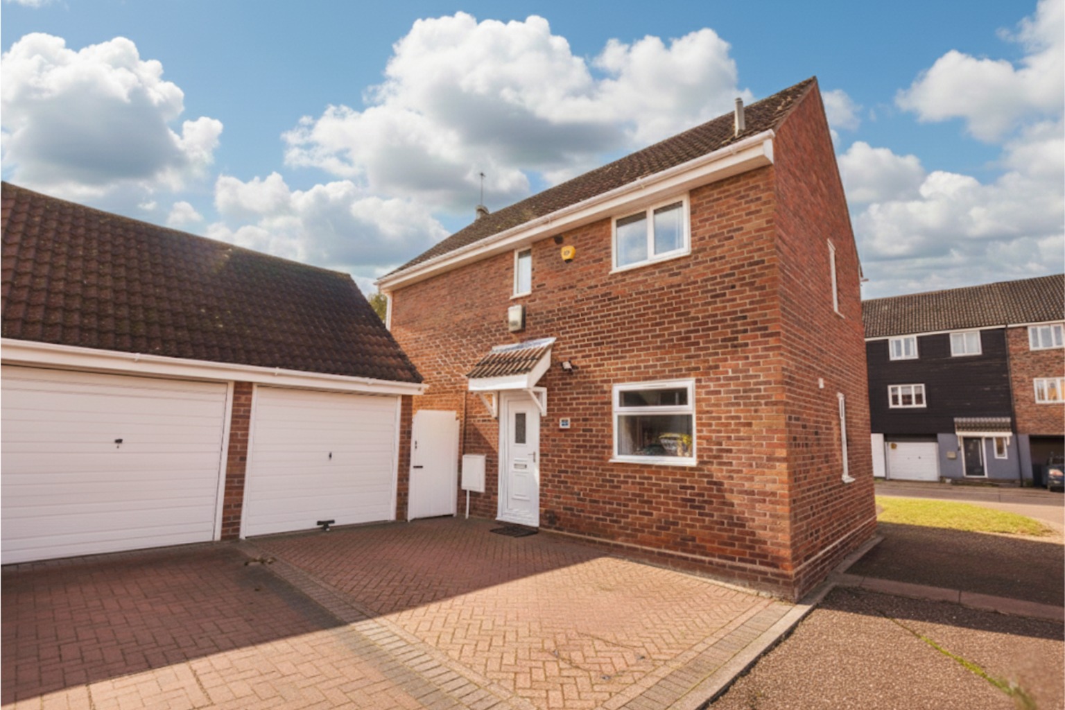 Well presented three bedroom detached house, ground floor w.c, modern kitchen/diner, secluded garden