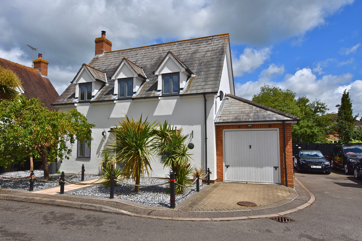 Beautifully presented 3/4 bedroom detached house