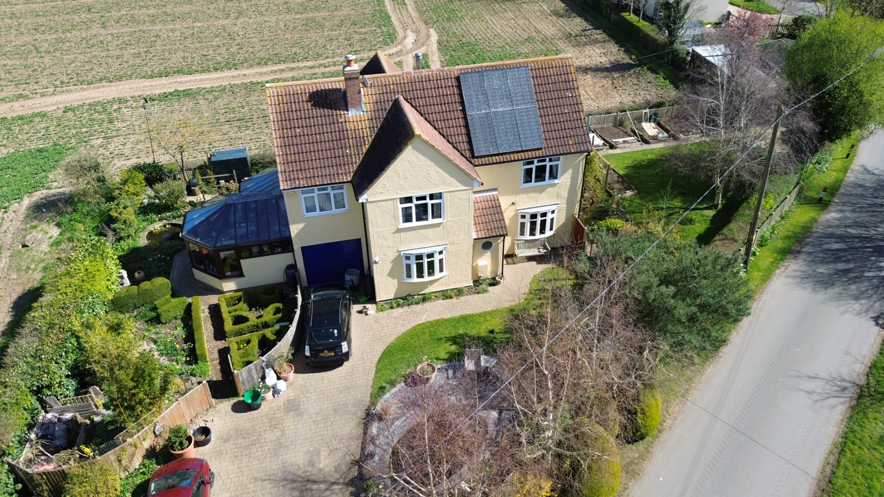 A delightful four bedroom detached house offers a wonderful blend of comfort and elegance.