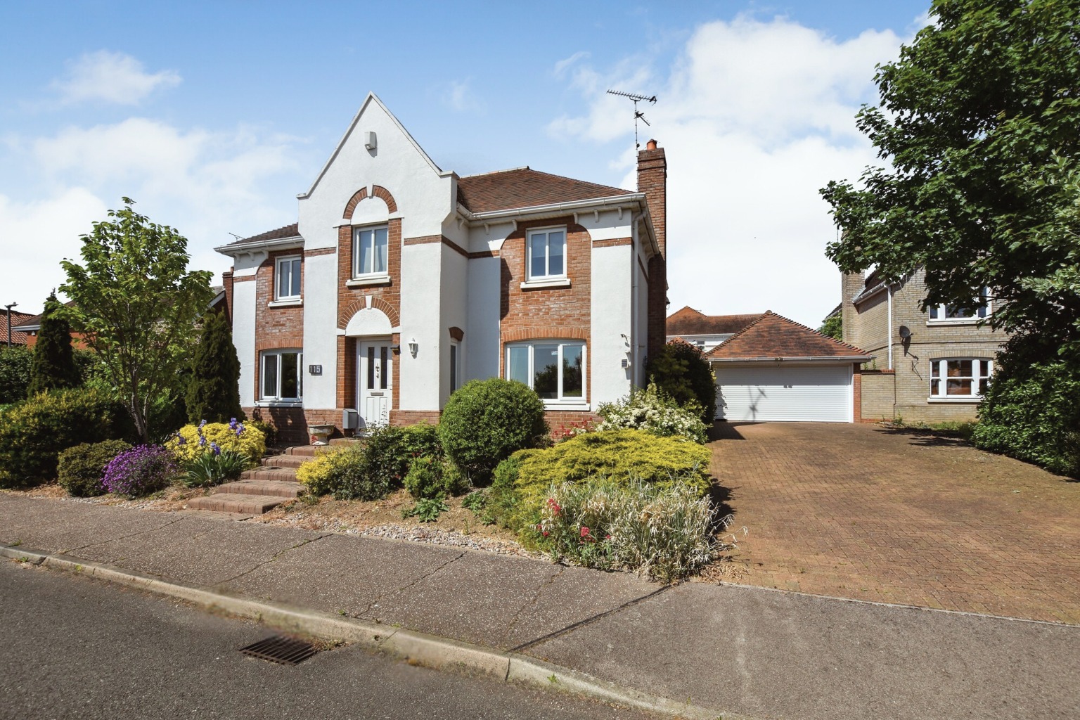 5-bed executive home in prime CM3 location. 1700 sq.ft, 50ft driveway, detached double garage.