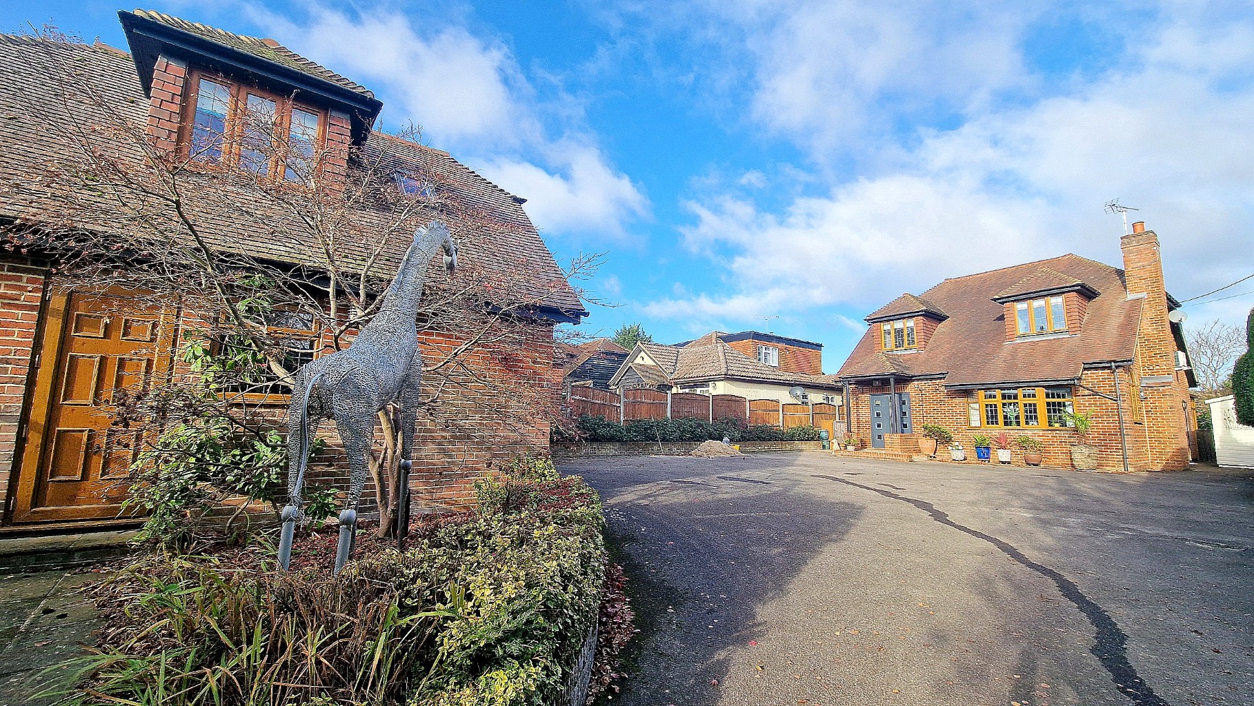 BEAUFTIFULLY PRESENTED HOME WITH DETACHED ANNEX.....