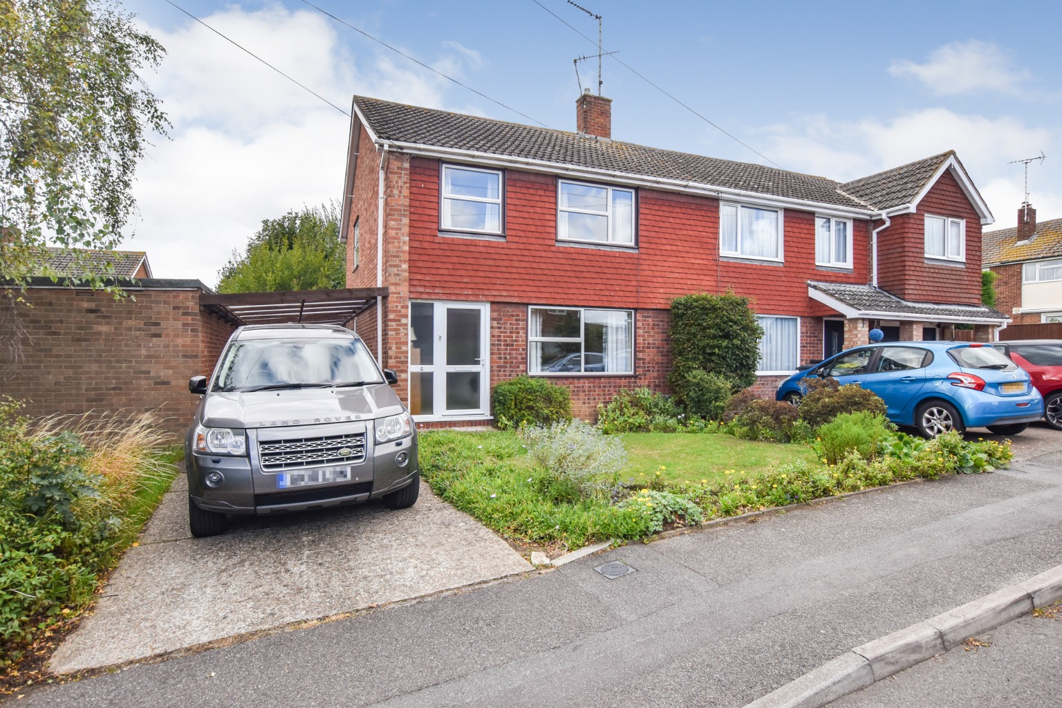 OFFERED FOR SALE WITH NO ONWARD CHAIN!