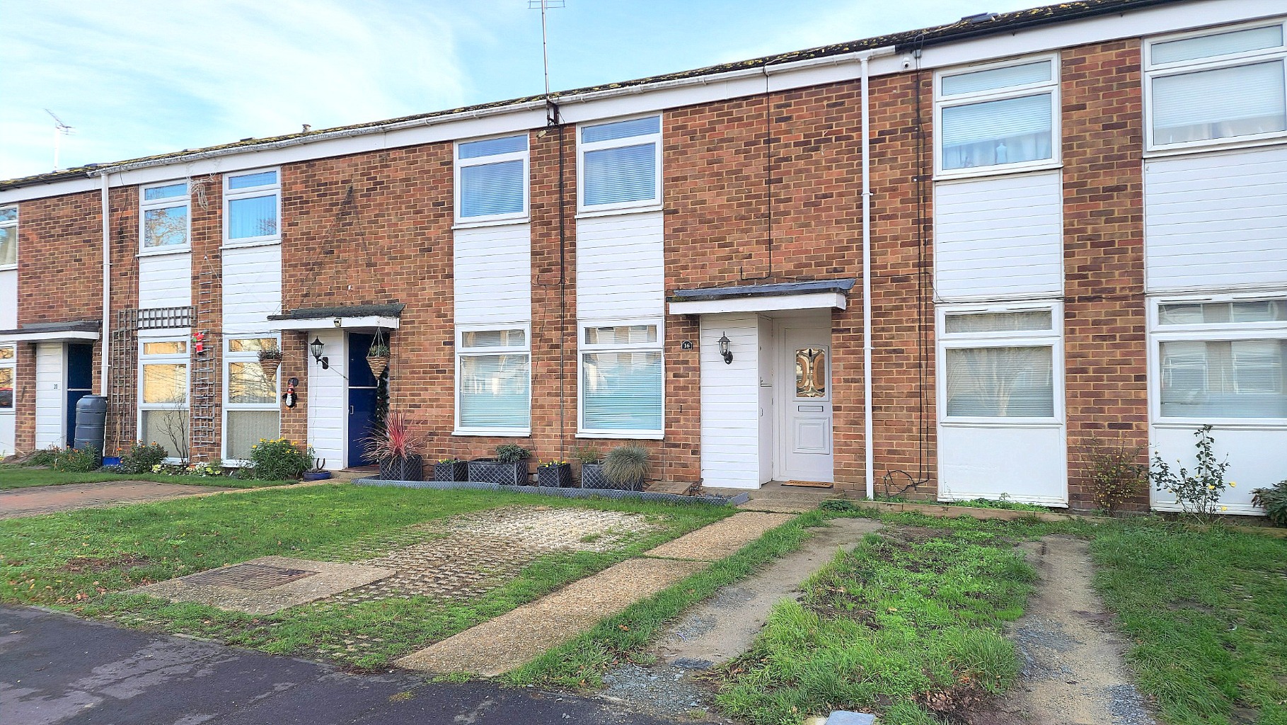 WELL PRESENTED FAMILY HOME IN WALKING DISTANCE TO VILLAGE CENTRE....