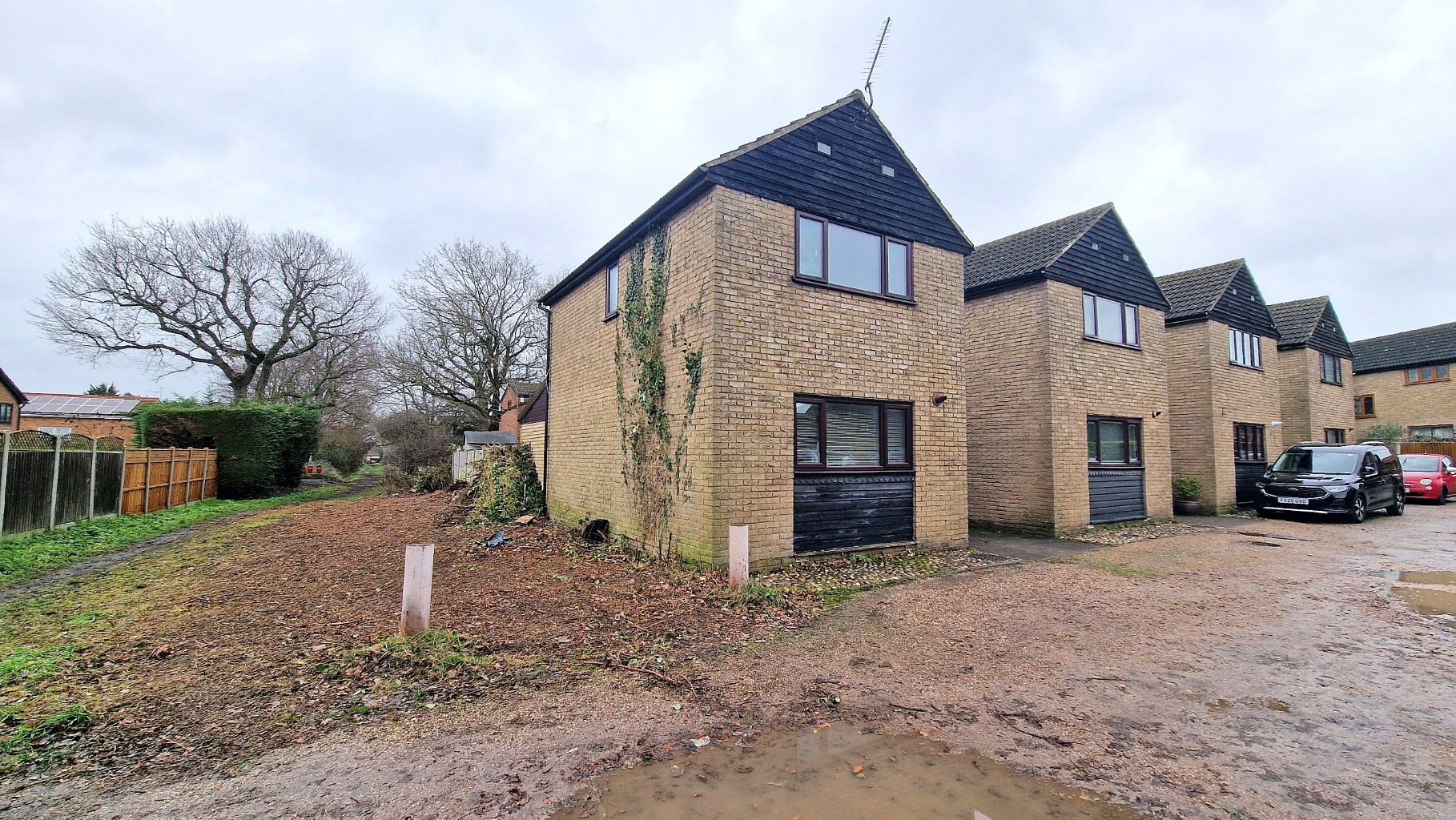 GUIDE PRICE £375,00 - £385,000, EXTENDED FAMILY HOME IN QUIET OFF ROAD SETTING......