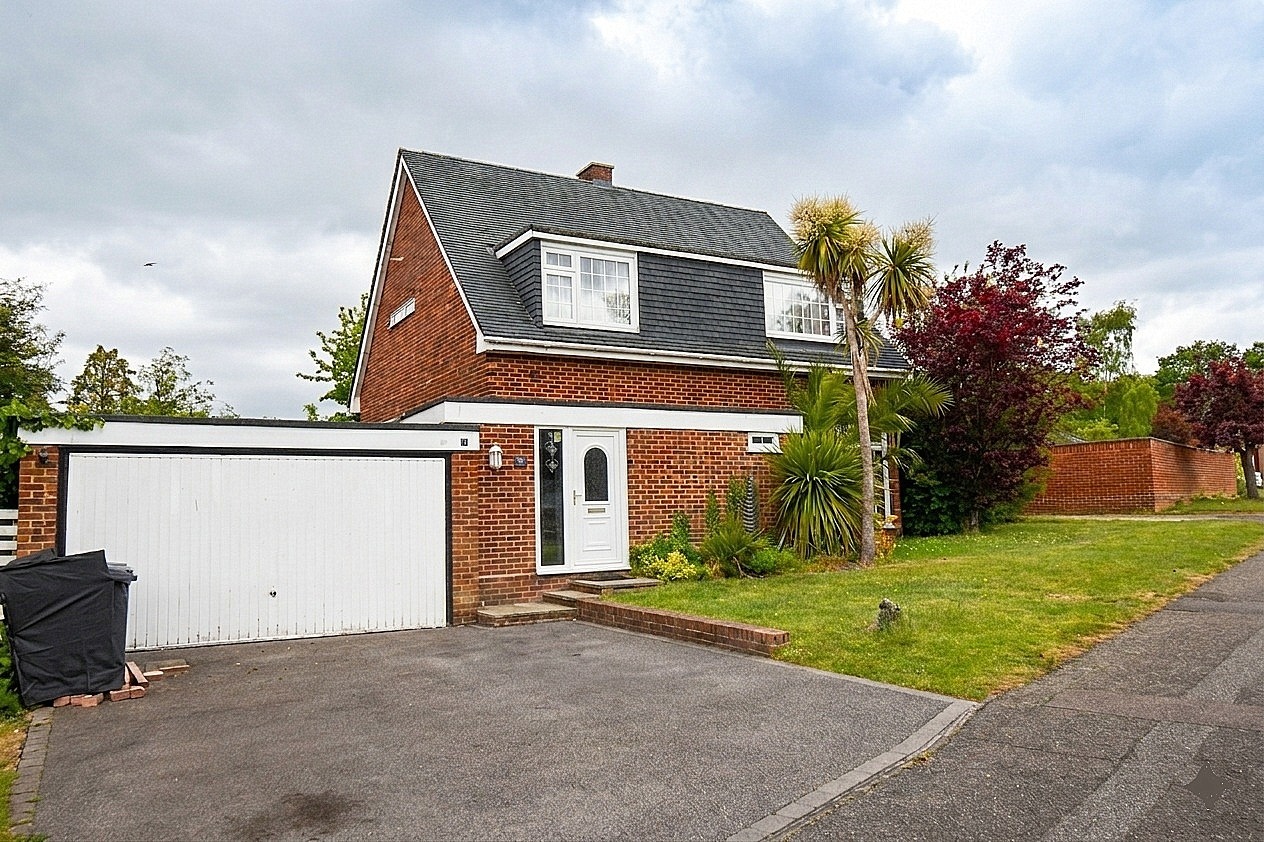 Detached Home with Large Garage & Westerly Facing Private Garden