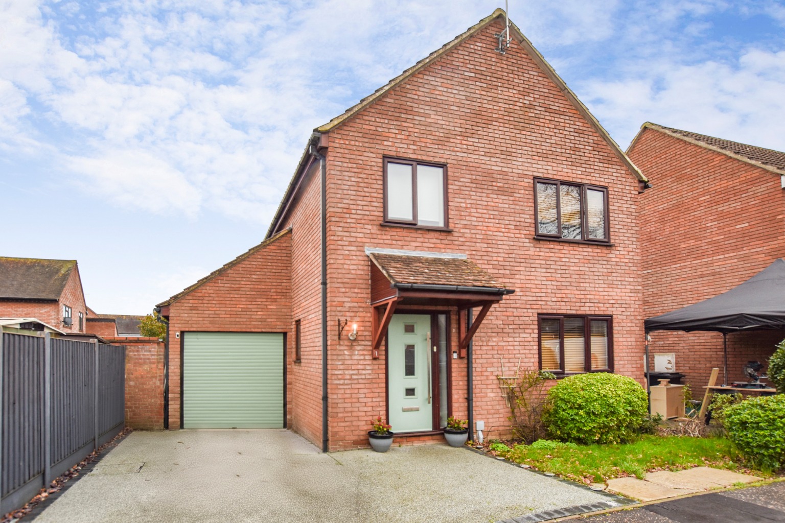NO CHAIN SALE  A beautifully presented three bedroom link detached house