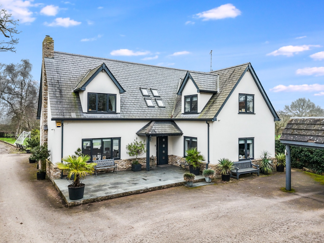 Contemporary detached home built 2014 on impressive 0.6 acre plot...