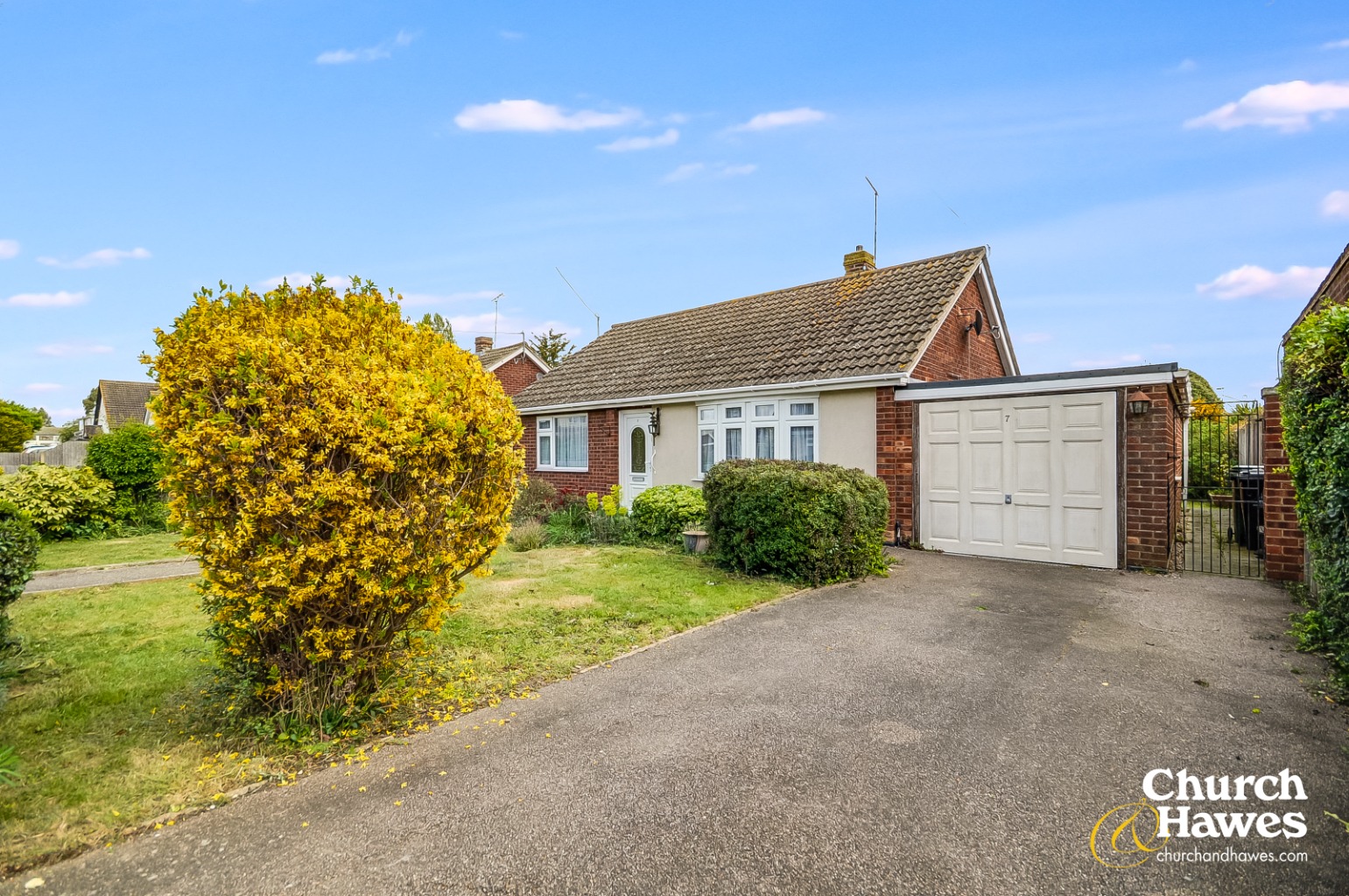 Well Presented Detached Three Bedroom Bungalow in Popular Waterside Village