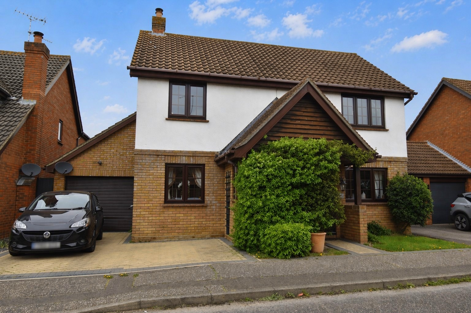 A well presented part double storey, part single storey extended family home...