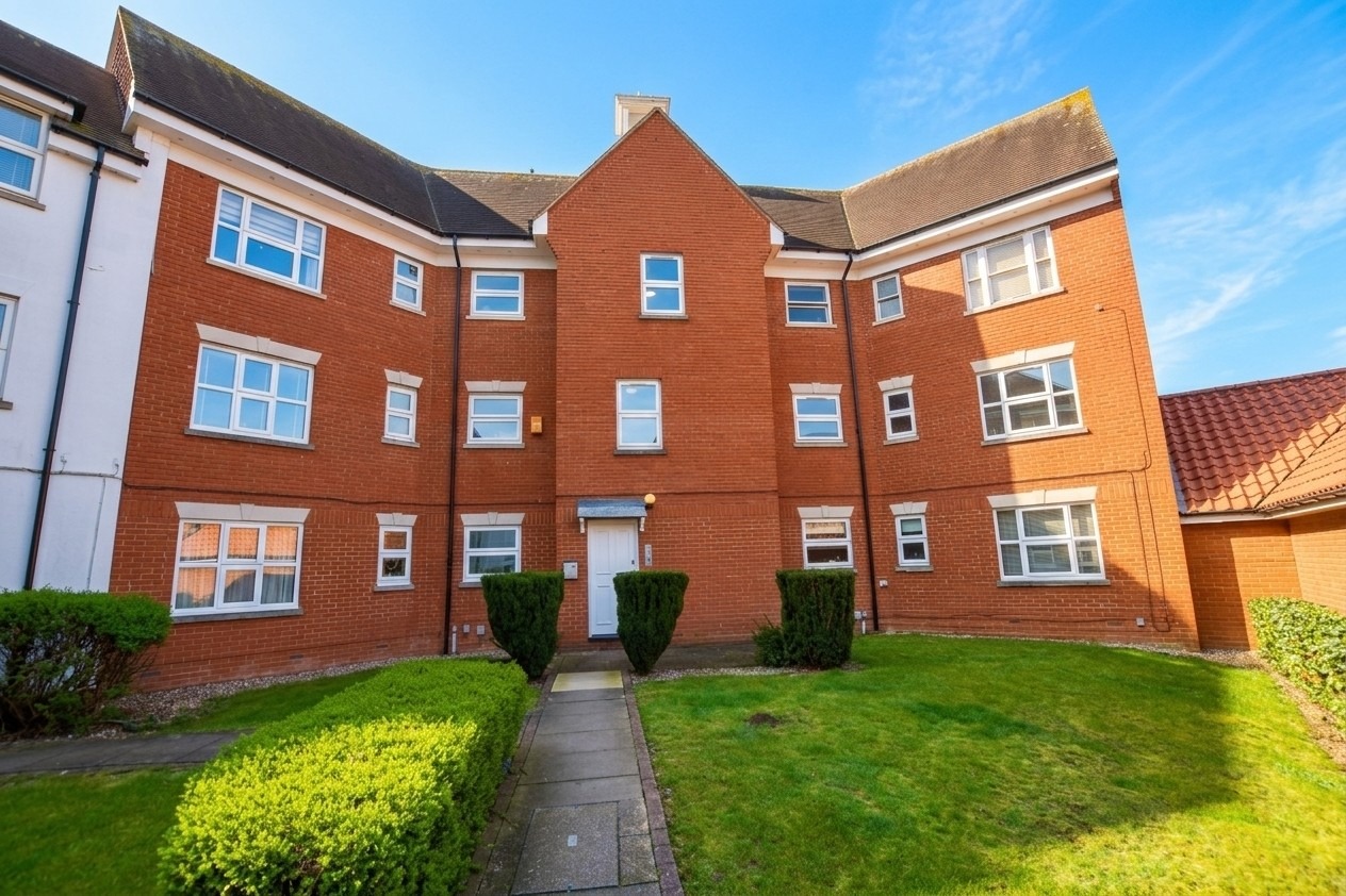 To be sold with no upward chain of sales, large two bedroom first floor apartmet