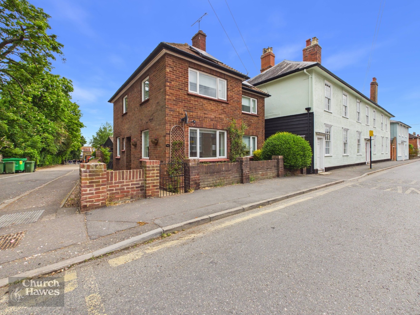 HIGHLY SOUGHT AFTER LOCATION OF LONDON ROAD! IDEALLY SITUATED WITHIN WALKING DISTANCE TO HIGH STREET